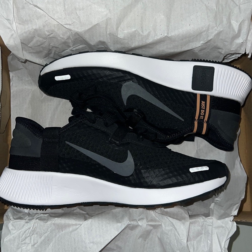 Nike Reposto Womens shoe